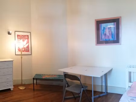 studio avec coin cuisine séparée