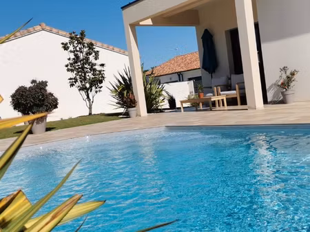 villa neuve climatisée avec piscine et dépendances