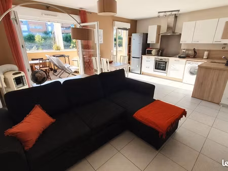 t2 lumineux 45 m²  grande terrasse  garage et parking