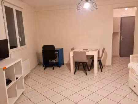grand studio situé entre lhyper centre et la gare