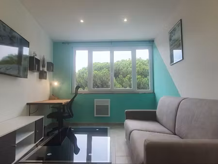 studio type loft face au castillet