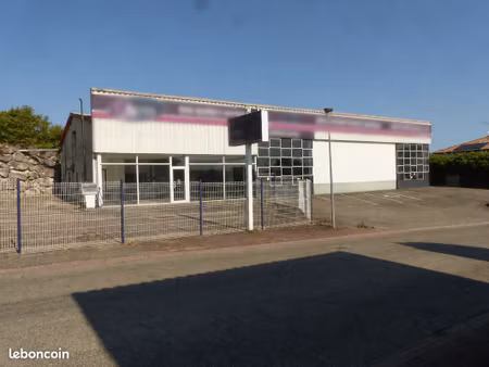 ensemble immobilier d'activité avec showroom  bureaux  entrepôt et parking privé