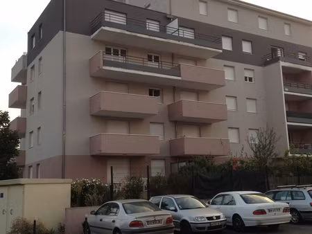 garage box fermé dans une résidence sécurisée