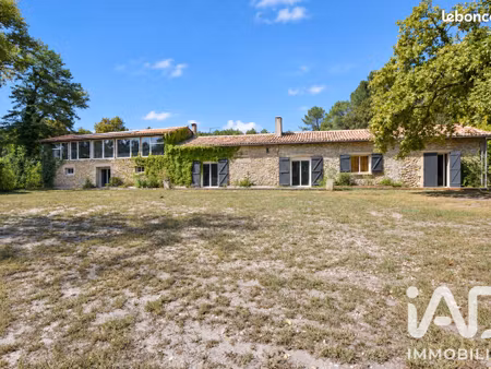 propriété 8 pièces 243 m²