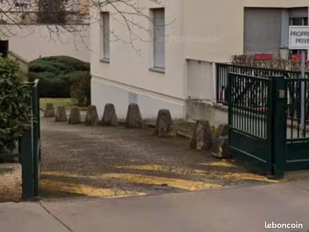 place de parking sécurisé avec borne électrique