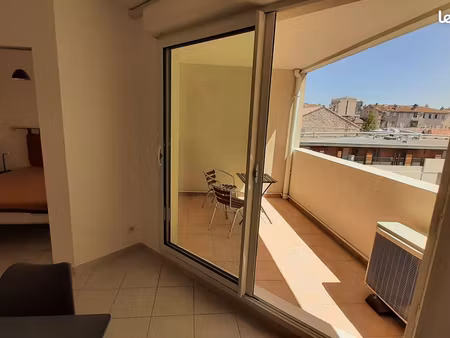 t2 meublé 43m² terrasse et parking  proche castellane