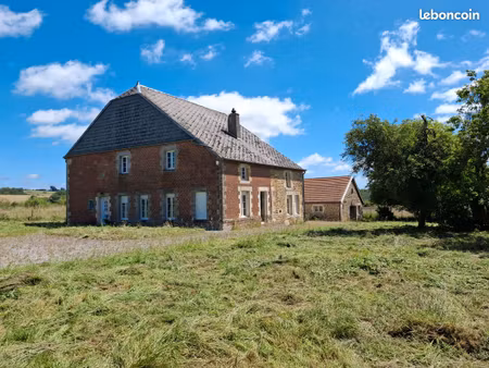 maison individuelle rénovée avec terrain de ± 9.000 m² / comprenant 5 chambres