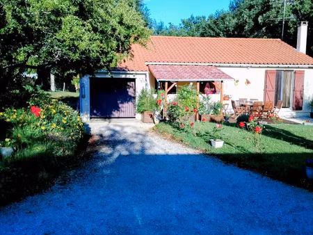 agréable petite maison avec son terrain de 1500m2 arboré et clôture