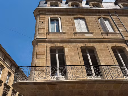 bordeaux grosse cloche: grand 3 pièces au dernier étage