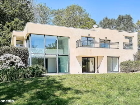 maison 7 pièces 301 m²