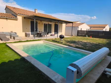 villa avec piscine et jardin