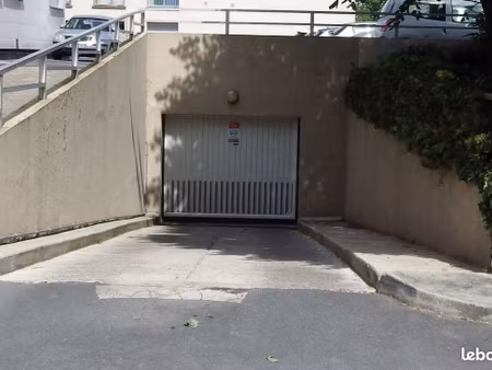 reims courlancy loue garage fermé box de 12m² dans le sous-sol sécurisé d'un immeuble avec