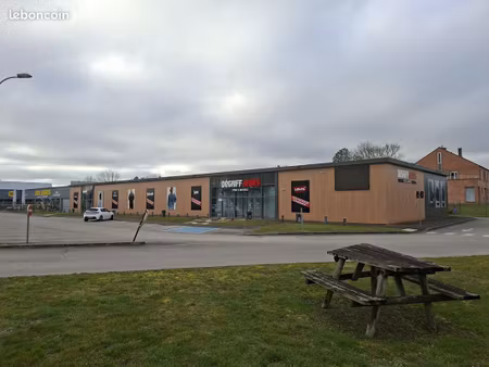 local 384 m² pont-sainte-marie