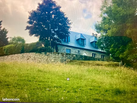 maison de caractère en pierres et ardoises de 174m2  située dans un environnement paisible