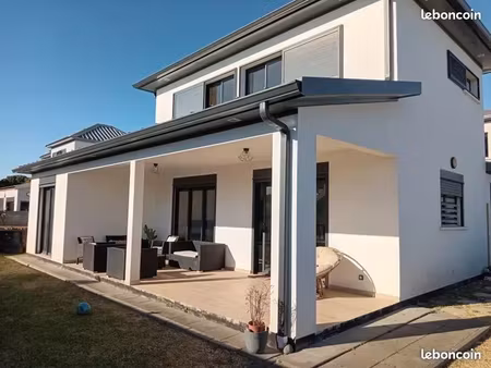 villa mitoyenne meublée moderne à étage 3 ch  122m2 eaux  électricité  fibre  canal tv  or