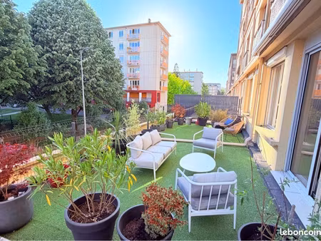 appartement bord de sein seine  vue cathédrale et sa terrasse de 40m2