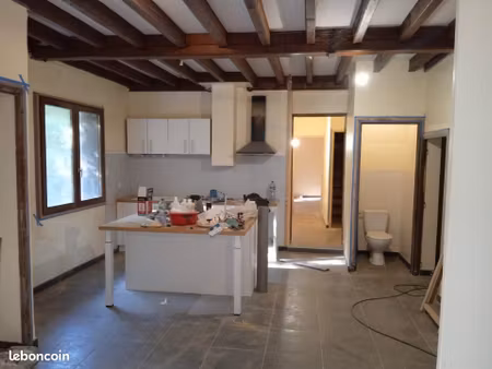 maison en bord de rivière  quartier calme