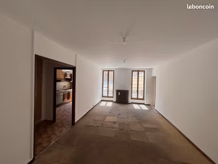 appartement t3 à rénover place castellane