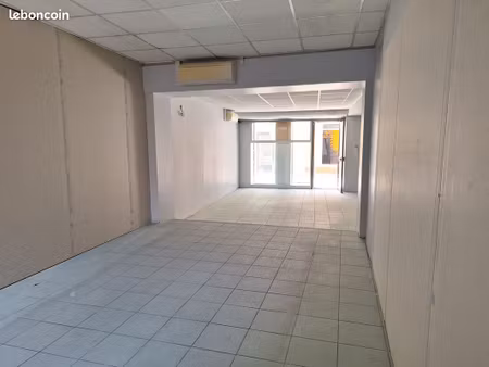 local 79 m² • hypercentre pont-du-château • belle vitrine • arrière boutique + caves