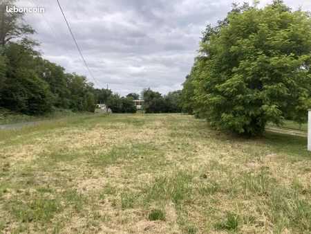 terrain 700 m² berson