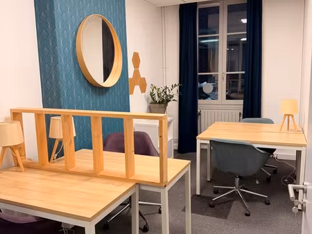 bureau 1 à 4 postes (cordeliers  lyon 69002)  fermé dans un espace d'entreprises (salle de
