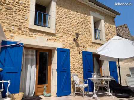 cachet  volume pour cette maison de village avec terrasse et jardin