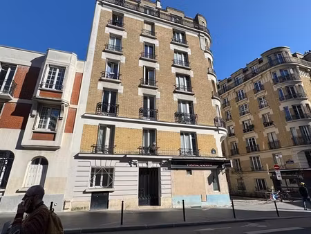 studio paris 20ème avec petite cour extérieure