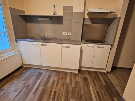 t2 de 40 m² avec cour – centre-ville de saint-jean-d'angély