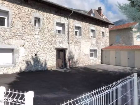 t3 en plein centre de bernin dans maison rénovée