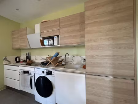 dans une charmante copropriété calme  offrant accès et vue les espaces verts