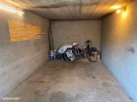 grand garage fermé 17 m2 à louer