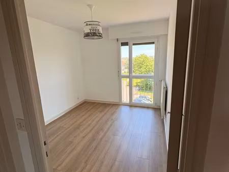 à louer – bel appartement t4 avec balcon  garage et cave –