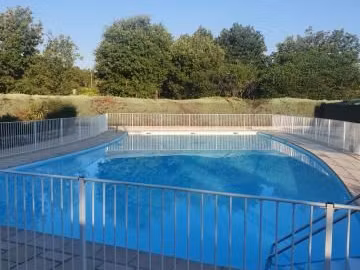 maisonnette type studio mezzanine dans domaine avec piscine