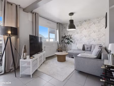 grand appartement lumineux avec parking
