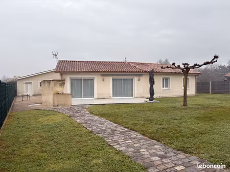 maison avec 3 chambres à louer avec un double garage