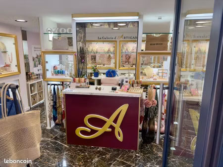 boutique prêt à porter  bijoux . ( concept store)
