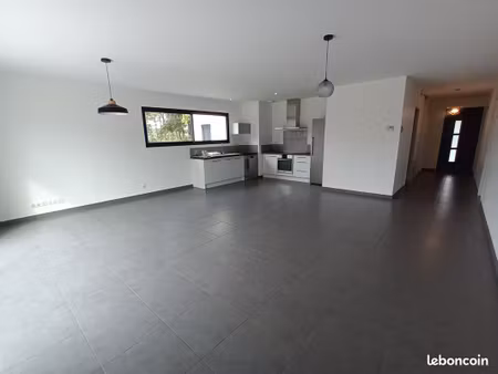 maison individuelle avec garage et jardin arboré et clôturé