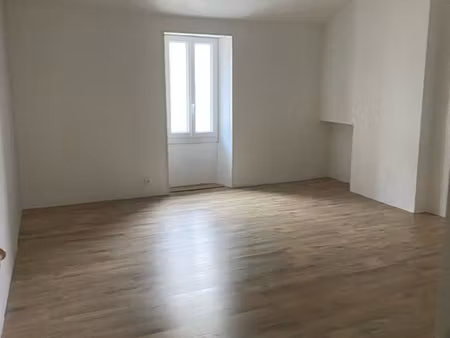 maison de ville située au centre de châteauneuf sur charente à louer
