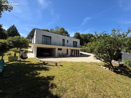 maison contemporaine de plain-pied avec dépendance