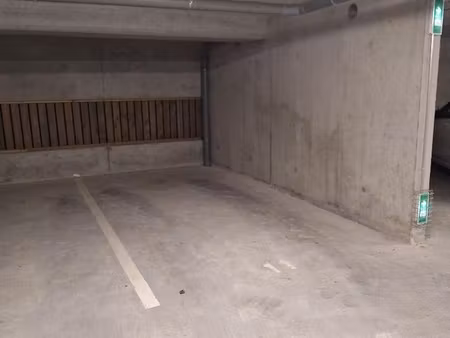 place de stationnement dans parking couvert