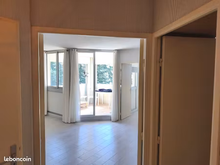t1 de 32m2 avec terrasse et parking