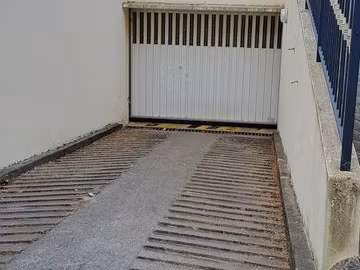 parking à proximité de la gare de montreuil (ligne l) et des commerces de la rue de montre