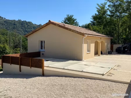 maison de plein pied avec piscine /cuisine équipée /climatisation/garage et portail motori