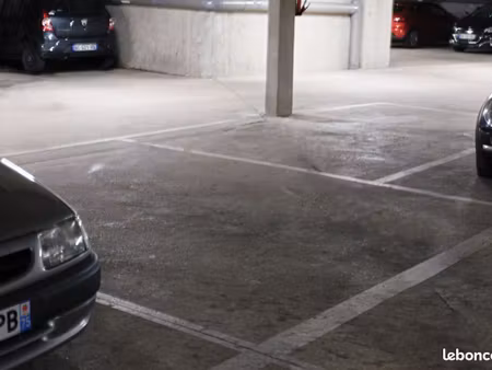 place de parking 15 m²