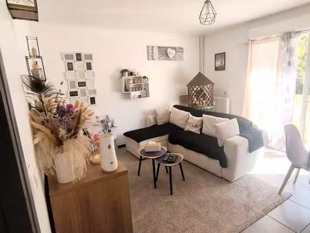 ? t4 avec balcon filant  parking et cave – proche centre-ville