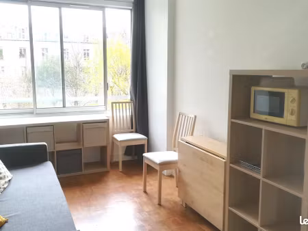 studio meublé à 2 pas des champs de mars  lumineux et calme  proche de toute commodité