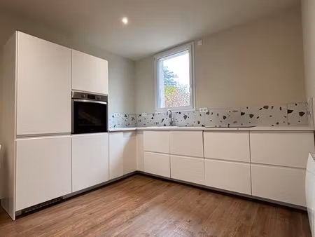 f2 neuf avec extérieur & place de stationnement privative