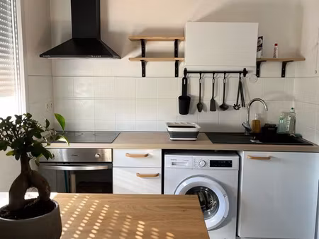 t2 48m2 meublé - 2eme étage + place parking ext