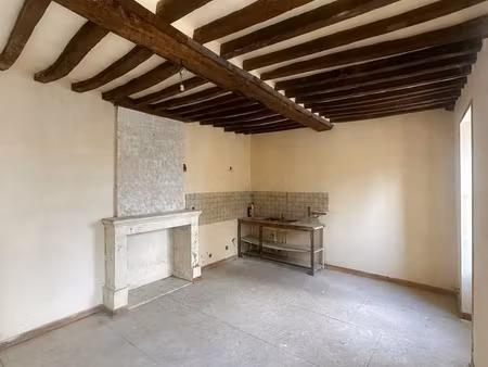 appartement de caractère à rénover – 52 m² – hyper-centre de creully – vue église & parkin