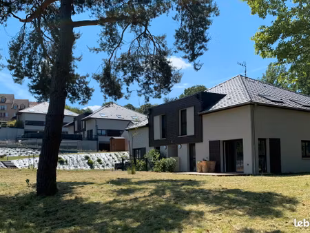 magnifique duplex avec grand jardin et garage